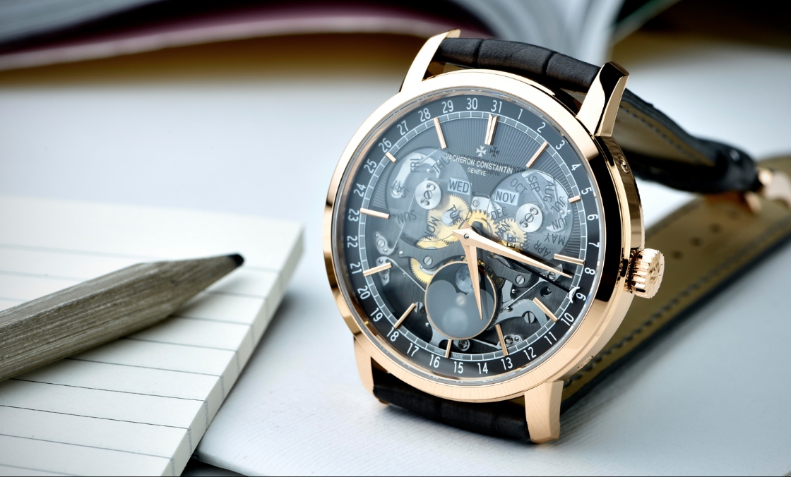 VACHERON CONSTANTIN - 穿透面盤，直視沉穩閃耀的機芯運轉｜江詩丹頓Traditionnelle全日曆鏤雕腕錶