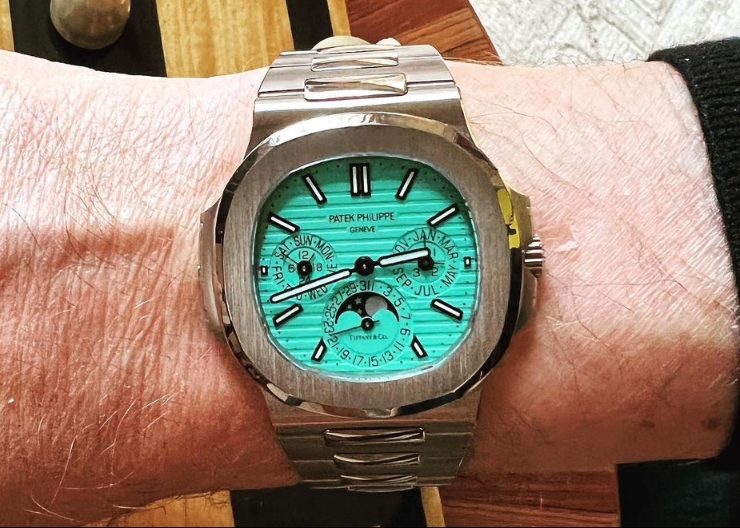 直擊! LVMH 總裁手上獨一無二的 Tiffany Blue Nautilus 萬年曆
