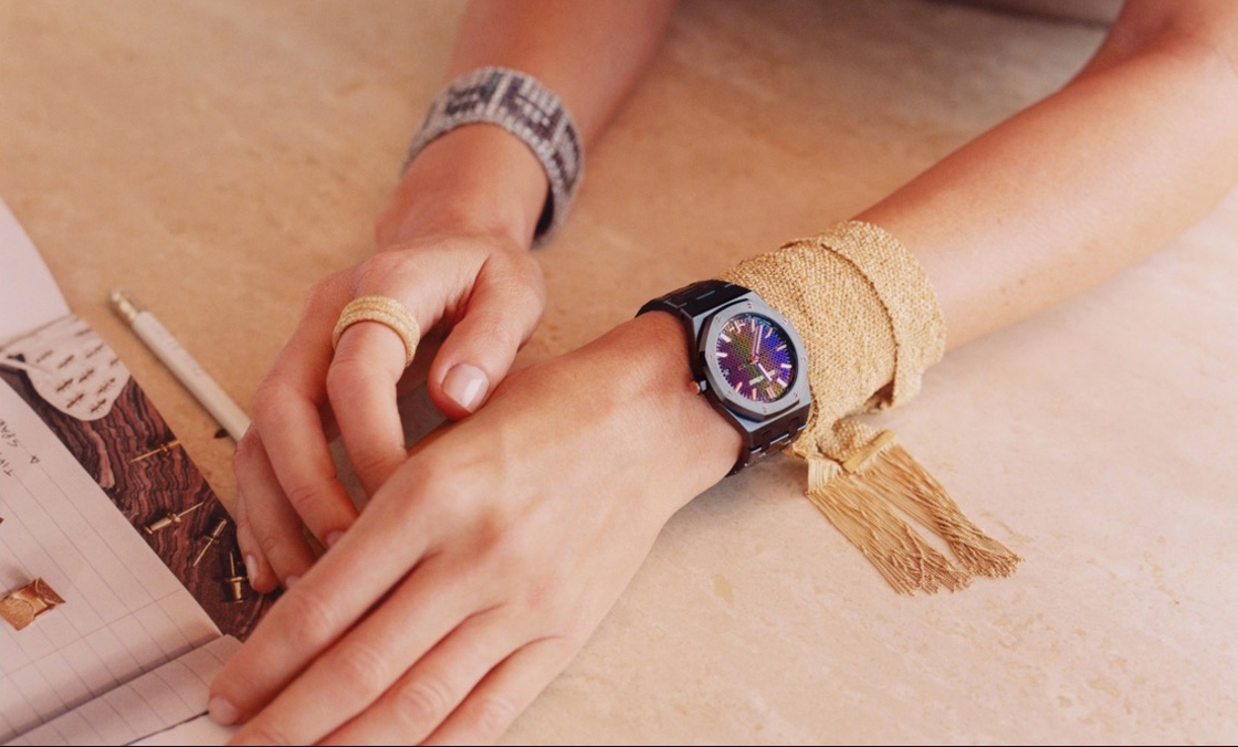 AUDEMARS PIGUET - 這樣的鏡面虹彩，顯現在不意間｜愛彼皇家橡樹34毫米黑色陶瓷自動上鍊腕錶Carolina Bucci限量版