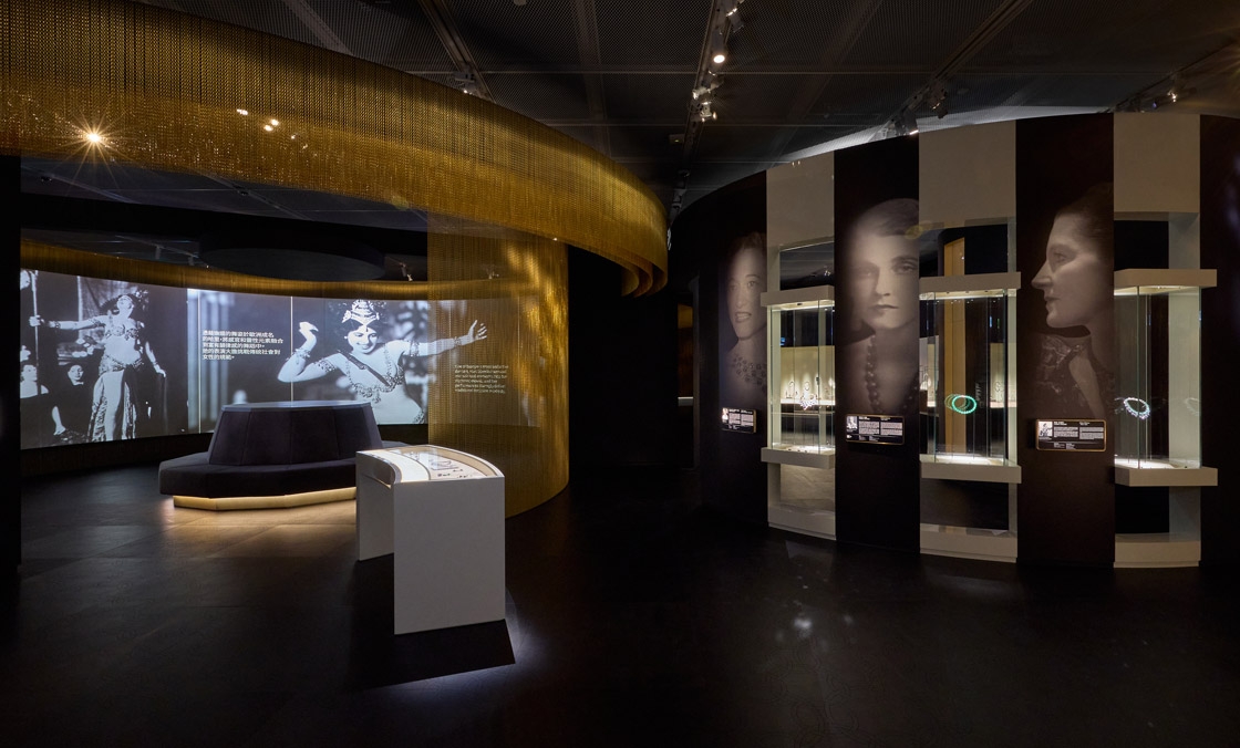CARTIER - 她們的冠冕珍藏現身《百樣玲瓏──卡地亞與女性》特展＠香港故宮文化博物館