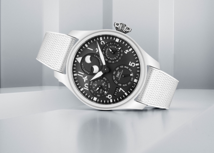IWC 發表大型飛行員系列TOP GUN白色陶瓷萬年曆腕錶 「太浩湖」特別版