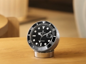 你是勞力士鐵粉嗎？從潛水錶到座鐘及袖扣，勞力士推出配飾系列