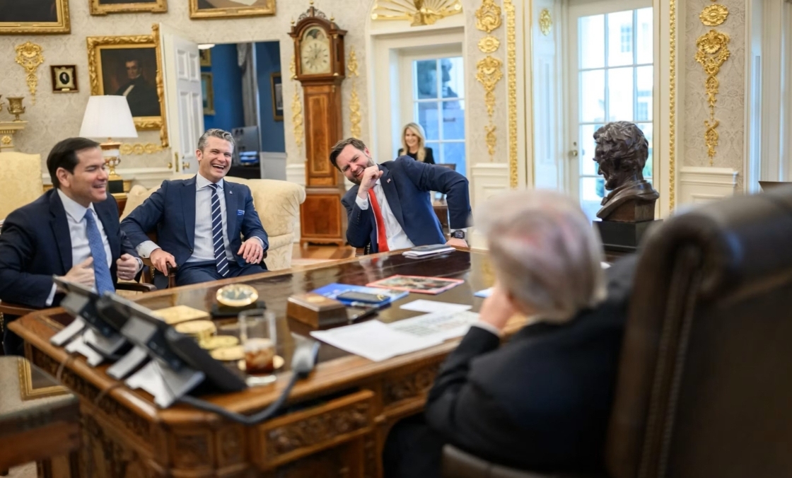 ROLEX - SUBMARINER - 909010LN-0001 - 特朗普桌上的金色勞力士座鐘？白宮照片藏玄機，引發錶迷熱議