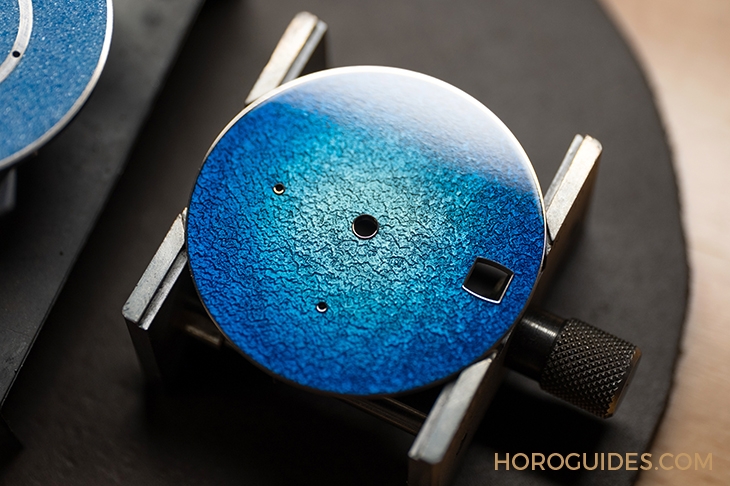 H. MOSER & CIE - ENDEAVOUR - 1800-2000 - H. MOSER & CIE.亨利慕時萬年曆推出鉭金屬材質 搭配「深淵藍」錶盤