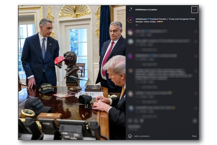 ROLEX - SUBMARINER - 909010LN-0001 - 特朗普桌上的金色勞力士座鐘？白宮照片藏玄機，引發錶迷熱議