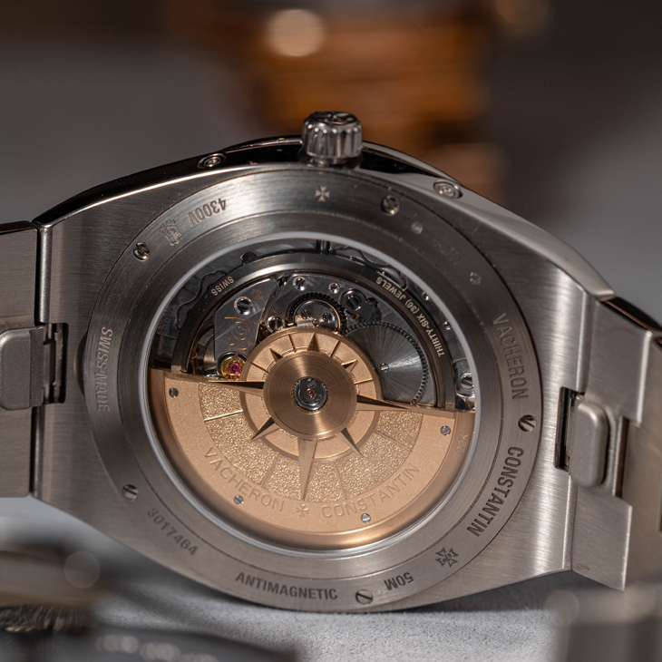 VACHERON CONSTANTIN - OVERSEAS - 6000V/210T-H179 - 江詩丹頓Overseas罕見酒紅面盤現身｜超薄萬年曆與鈦金屬陀飛輪全解析