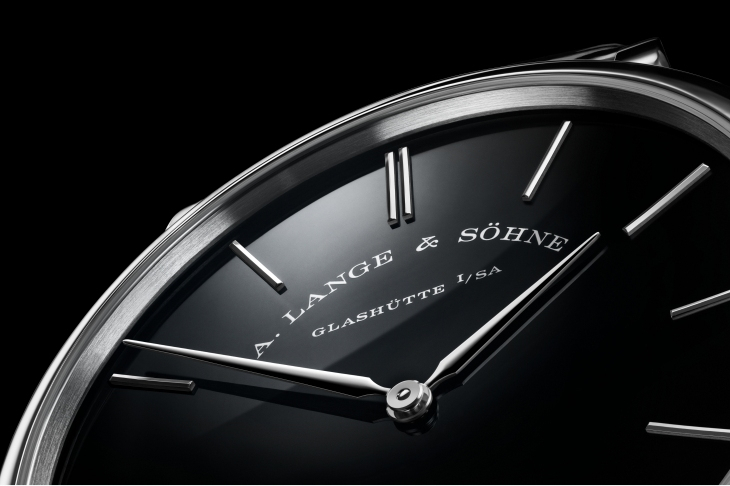 A. LANGE & SÖHNE - SAXONIA - 德系簡約，邂逅冷冽鉑金與溫潤蜜金｜朗格推出Saxonia Thin蜂蜜金及鉑金黑色縞瑪瑙限量版