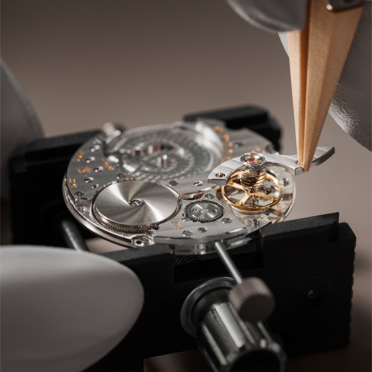 VACHERON CONSTANTIN - OVERSEAS - 2500V/210P-H028 - 超薄新境，縱橫無界｜深入江詩丹頓Overseas鉑金超薄自動上鍊腕錶的工藝美學