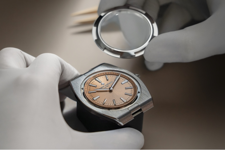 VACHERON CONSTANTIN - OVERSEAS - 2500V/210P-H028 - 超薄新境，縱橫無界｜深入江詩丹頓Overseas鉑金超薄自動上鍊腕錶的工藝美學