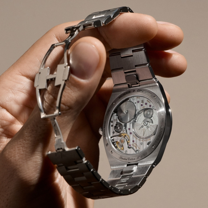 VACHERON CONSTANTIN - OVERSEAS - 2500V/210P-H028 - 超薄新境，縱橫無界｜深入江詩丹頓Overseas鉑金超薄自動上鍊腕錶的工藝美學