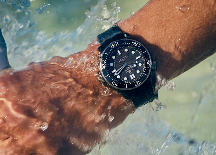 硬漢更單純,陶瓷+鈦金屬Seamaster 300
