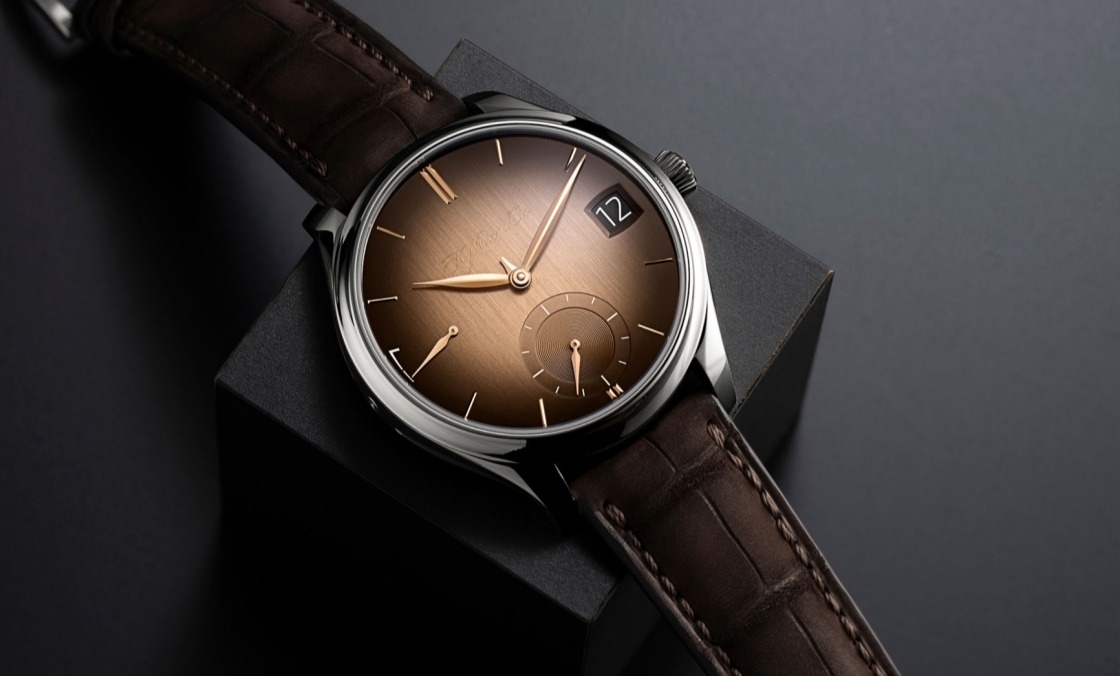 H. MOSER & CIE - ENDEAVOUR - 1800-0207 - 煙燻鮭魚色回歸:勇創者萬年曆腕錶展現亨利慕時的純粹美學