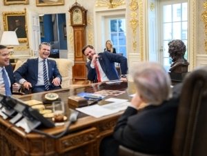 川普桌上的金色勞力士座鐘？白宮照片藏玄機，引發錶迷熱議