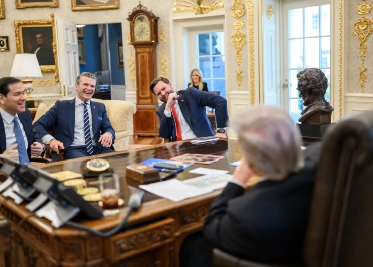 川普桌上的金色勞力士座鐘？白宮照片藏玄機，引發錶迷熱議