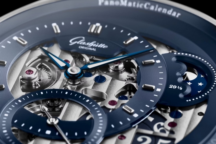 GLASHÜTTE ORIGINAL - PANO - 1-92-11-01-03-61 - 格拉蘇蒂原創再創經典，全新PanoMaticCalendar 偏心年曆「晨曦藍」鏤空腕錶登場