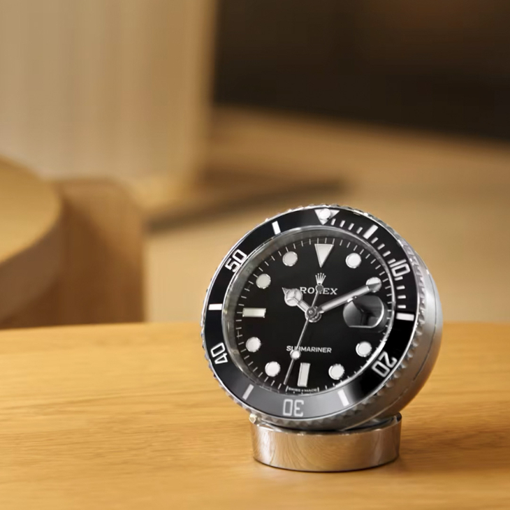 ROLEX - SUBMARINER - 909010LN-0001 - 川普桌上的金色勞力士座鐘？白宮照片藏玄機，引發錶迷熱議