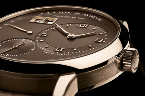 A. LANGE & SÖHNE - LANGE 1 - 320.050 - 經典的溫暖回歸｜A. LANGE & SÖHNE朗格Lange 1 Daymatic蜂蜜金