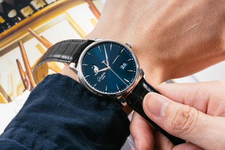 GLASHÜTTE ORIGINAL - SENATOR - 1-36-04-04-02-01 - 簡約中的小複雜 GLASHÜTTE ORIGINAL議員卓越大日期月相腕錶