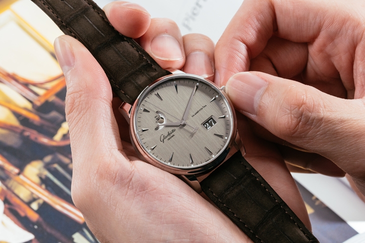 GLASHÜTTE ORIGINAL - 簡約中的小複雜 GLASHÜTTE ORIGINAL議員卓越大日期月相腕錶