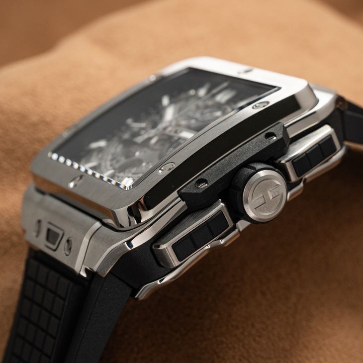 HUBLOT - SQUARE BANG - 821.NX.0170.RX - HUBLOT宇舶Square Bang Unico計時碼錶│從設計到機芯 每個細節都是技術力