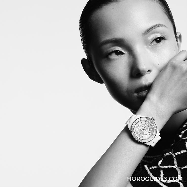 CHANEL - J12 - H6477 - 究極玩心!萌版經典元素齊聚歡慶,CHANEL J12·20童趣降臨