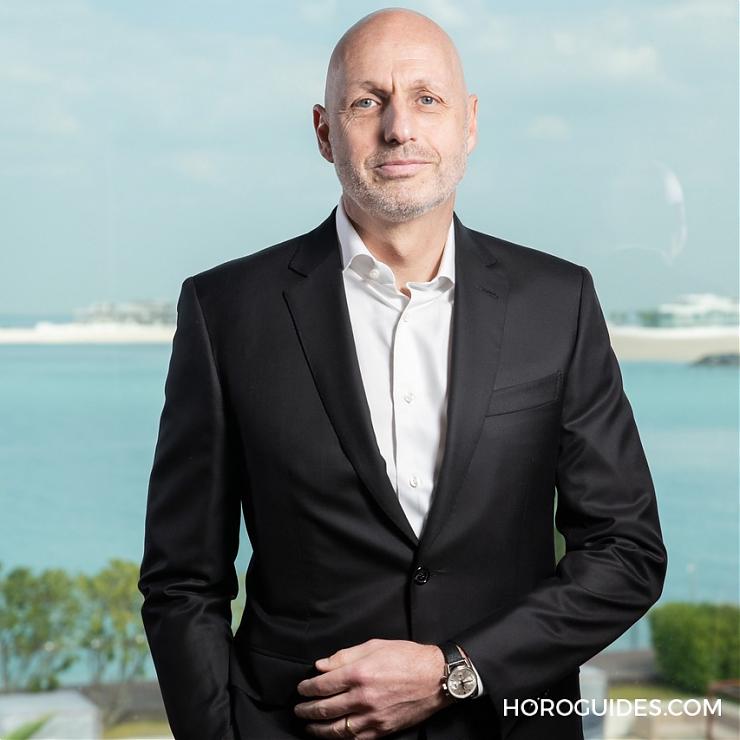 TAG HEUER - CONNECTED - SBF8A8031.82EB0172 - 25歲的Frédéric Arnault接任TAG Heuer執行長