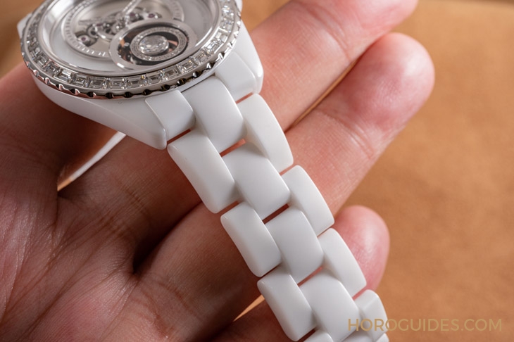 冰霜感藍寶石水晶、類絲絨感高抗磨陶瓷！CHANEL祭出兩大高硬度材質的全新可能性