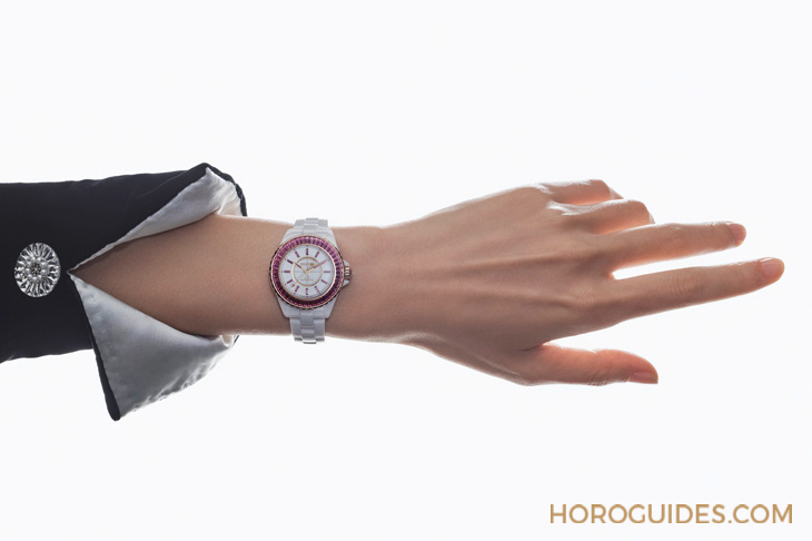 CHANEL - J12 - H9868 - 就只是可愛？CHANEL打造世上第一只粉紅藍寶石水晶鍊帶錶J12 X-RAY粉紅腕錶，展現粉紅色的多變魅力