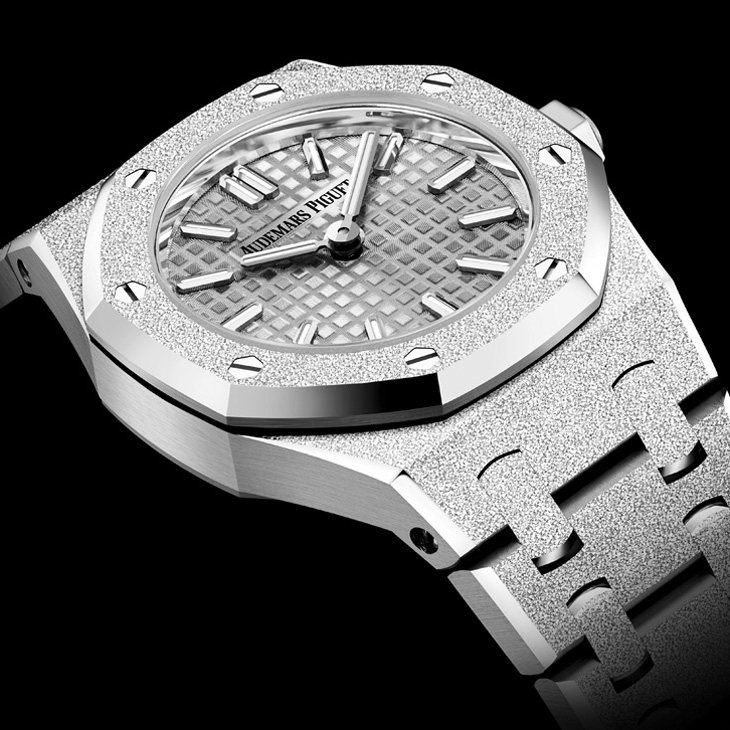 AUDEMARS PIGUET - ROYAL OAK - 77450BA.GG.1361BA.01 - 擁抱經典工藝也探索創新技術,看愛彼AP如何玩轉貴金屬的多重魅力|2024年新作精選