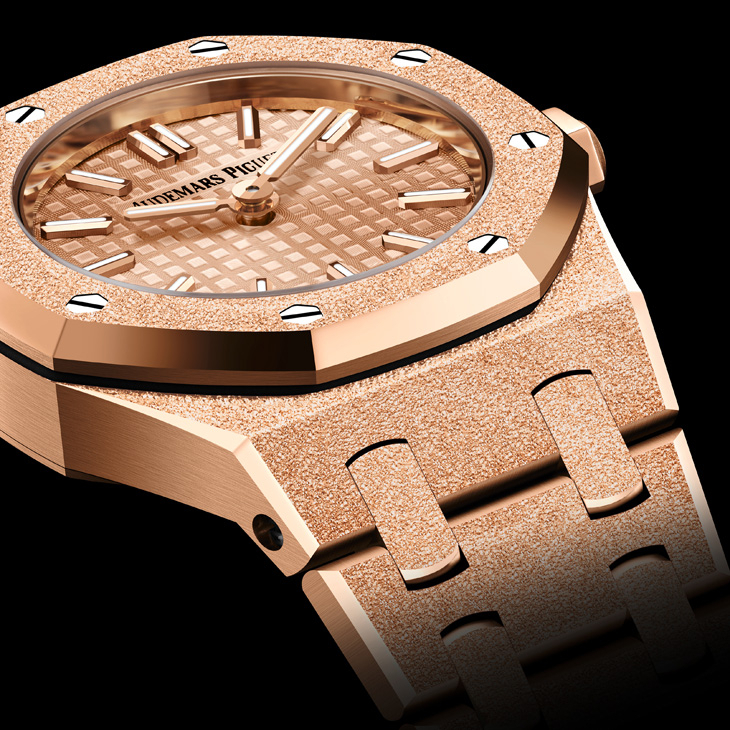 AUDEMARS PIGUET - ROYAL OAK - 77450BA.GG.1361BA.01 - 擁抱經典工藝也探索創新技術,看愛彼AP如何玩轉貴金屬的多重魅力|2024年新作精選