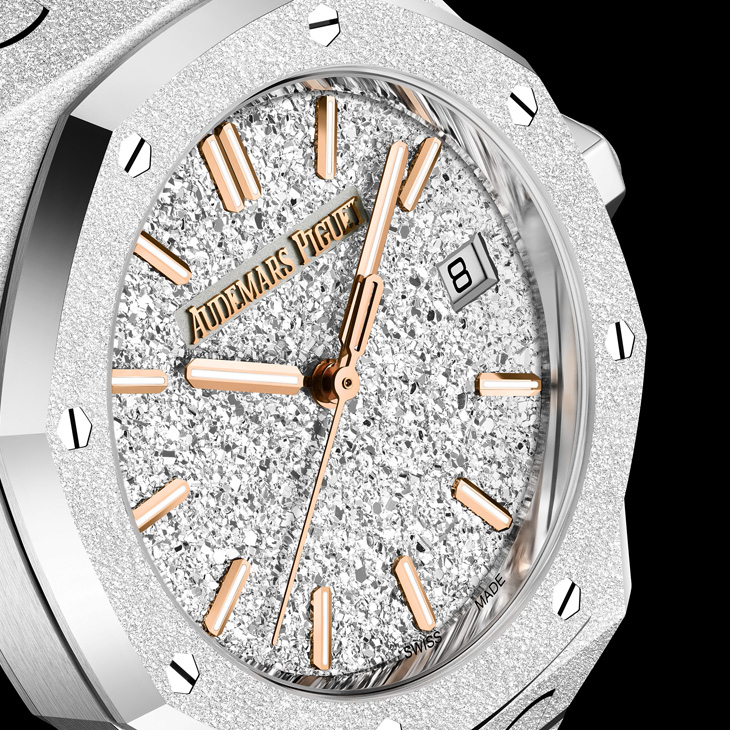 AUDEMARS PIGUET - ROYAL OAK - 77450BA.GG.1361BA.01 - 擁抱經典工藝也探索創新技術,看愛彼AP如何玩轉貴金屬的多重魅力|2024年新作精選
