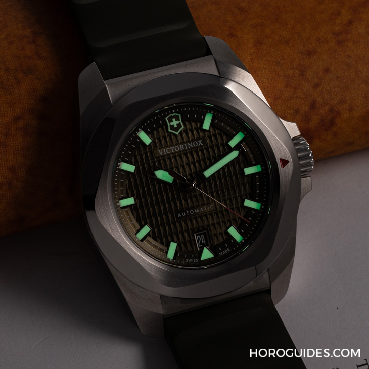 VICTORINOX - I.N.O.X. - 242020 - 除了無法被輾壓的強悍，新一代Victorinox I.N.O.X.系列腕錶還多了從容穿梭不同情境的魅力