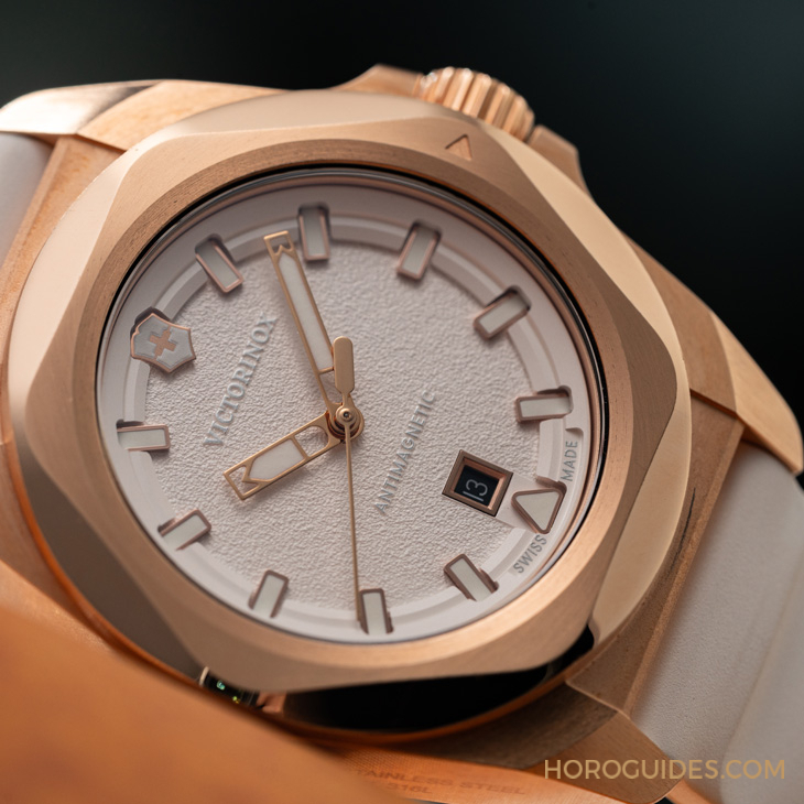 VICTORINOX - I.N.O.X. - 242020 - 除了無法被輾壓的強悍，新一代Victorinox I.N.O.X.系列腕錶還多了從容穿梭不同情境的魅力