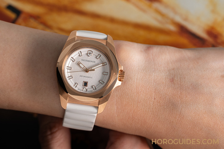 VICTORINOX - I.N.O.X. - 242020 - 除了無法被輾壓的強悍，新一代Victorinox I.N.O.X.系列腕錶還多了從容穿梭不同情境的魅力