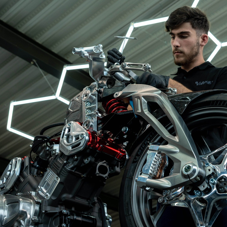 RICHARD MILLE - 極速逸品!以製錶精髓入魂的動力機械|RICHARD MILLE ⨯ Brough Superior RMB01摩托車