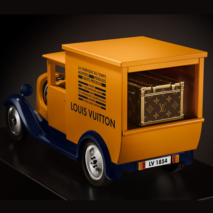 LOUIS VUITTON - 精湛工藝 - （LOUIS VUITTON CAMIONNETTE） - 連胎紋都是「LV」的復古小貨車｜Louis Vuitton Camionnette座鐘