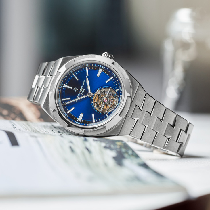 VACHERON CONSTANTIN - OVERSEAS - 6000V/210T-H179 - 鈦金屬深紅面，Vacheron Constantin Overseas陀飛輪腕錶新作