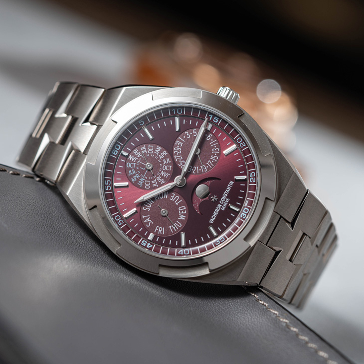 VACHERON CONSTANTIN - OVERSEAS - 6000V/210T-H179 - 江詩丹頓Overseas罕見酒紅面盤現身｜超薄萬年曆與鈦金屬陀飛輪全解析