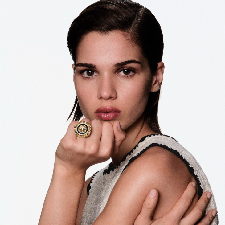 CHANEL - 高級鐘錶 - （NŒUD DE CAMÉLIA手環錶） -  從那些年的生活靈感，到跨越時代的風格符碼｜CHANEL高級製錶的蝴蝶結、山茶花與獅子