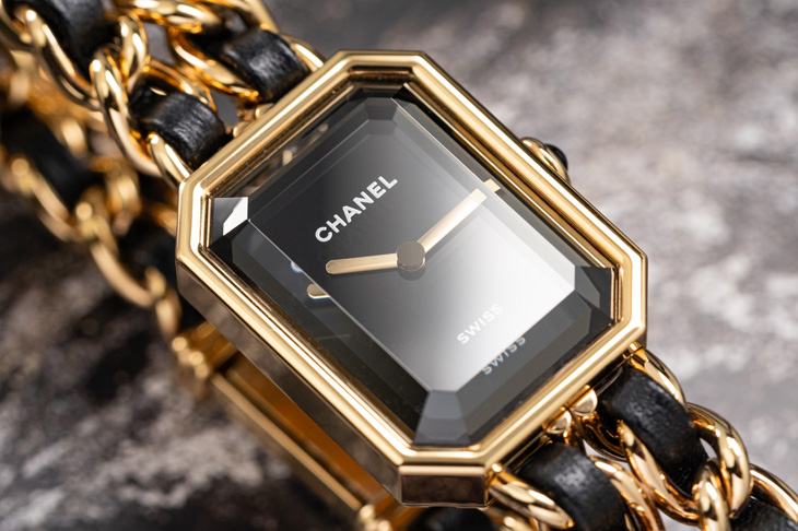 CHANEL - PREMIÈRE - （PREMIÈRE ICONIC CHAIN GOLDEN BROWN腕錶） - 自由的形狀｜CHANEL Première