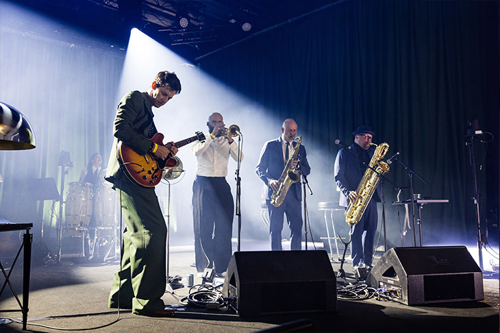 AUDEMARS PIGUET - ROYAL OAK OFFSHORE - 77600CE.OO.A002CA.01 - 身為傳奇的共通點:AUDEMARS PIGUET愛彼攜手蒙特勒爵士音樂節