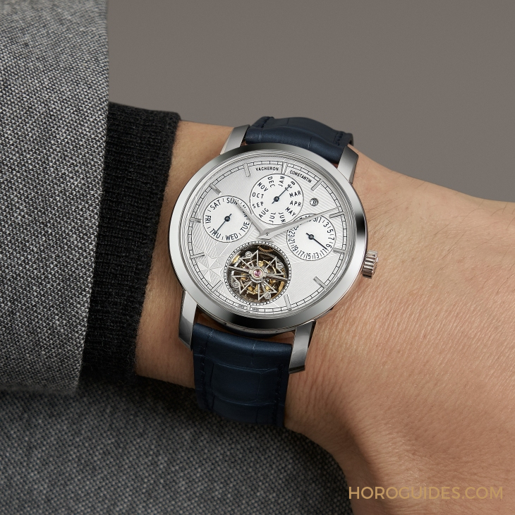 VACHERON CONSTANTIN - TRADITIONNELLE - 6300T/000P-H056 - 270年巔峰獻禮！江詩丹頓Traditionnelle鉑金陀飛輪萬年曆腕錶攜新機芯與精雕飾面同場誌慶