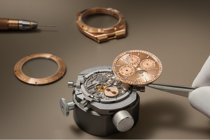 VACHERON CONSTANTIN - OVERSEAS - 4300V/220G-H151 - 驚喜新色雙雙上陣！江詩丹頓Overseas超薄萬年曆推出全粉紅金款及白金勃艮第紅面新款